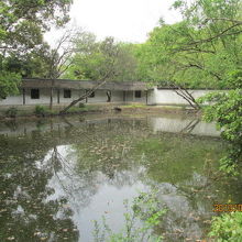 島の中に池がある。