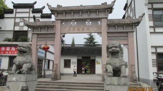 江南の庭園らしいが春なのに花が無い。