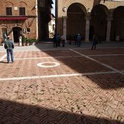 ピエンツァを造ったピウス２世を記念した広場