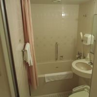 バスタブは男性でも浸かれる深さがありました