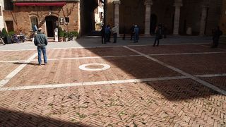 ピエンツァを造ったピウス２世を記念した広場