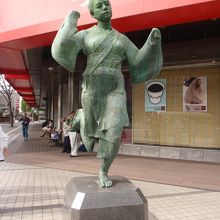 百貨店のそばにあります。