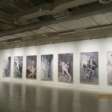 大作が小さく見えます。