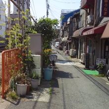 この路地においしい天ぷら屋があります。