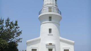 東シナ海をバックに、白い灯台が映えます