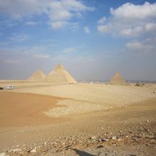 砂漠の中に聳えるピラミッド