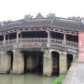 昔、この地で商いをした日本人の造った橋。　でも屋根は中華風