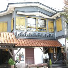 看板は「ご縁や」の方が目立つかも