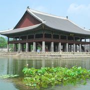 景福宮内の池に浮かぶ李氏朝鮮時代の宴会場