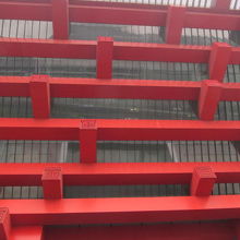 中国国家館の赤い木組みが近くで見える。