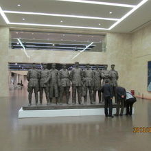 広い空間に大きな作品。