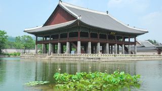 景福宮内の池に浮かぶ李氏朝鮮時代の宴会場