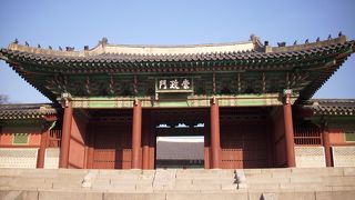 政殿への入口・・・