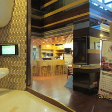 ホテルに入って右