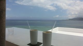 真っ青な海と空が楽しめます。