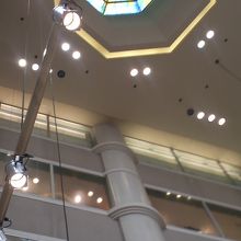 ステンドグラスの天窓がある