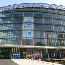 左手のオープンスペースで撮影会のようなことをしていました．