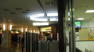 コンビニや薬局あり