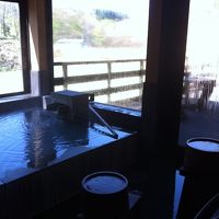 お湯も濃くて、湯の花が浮いてます。