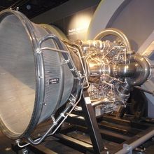 LE-7エンジンも改良前後の2基が置いてあります．