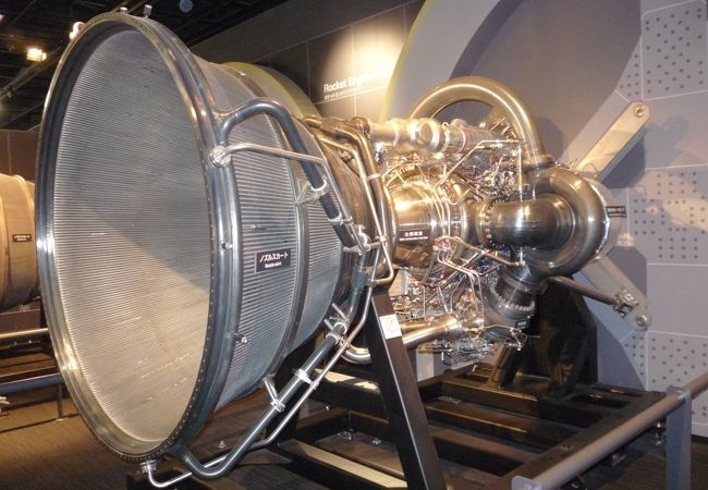 LE-7エンジンも改良前後の2基が置いてあります．