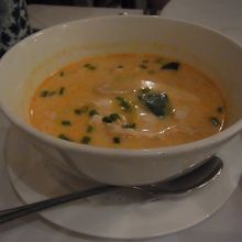 ココナツミルク入りのトムヤムクン