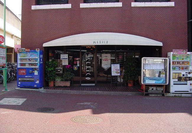 駅を出てすぐの喫茶店