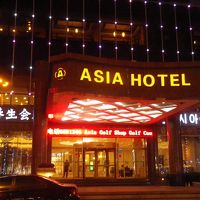 夜のホテル玄関