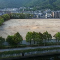 すぐそばに小さ川が流れています。向こう岸は大学のグラウンド？