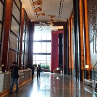 フロントは天井が高く高級感があります