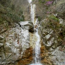 『庵座の滝(上)』と『下流の滝(下)』