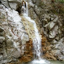 『庵座の滝』の『下流の滝』です。この左の岩を上り『庵座の滝』