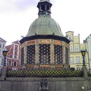 町の中心広場で、おしゃれな給水塔もある