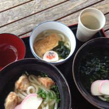 子供うどんと、鶏天うどん。わかめうどん。