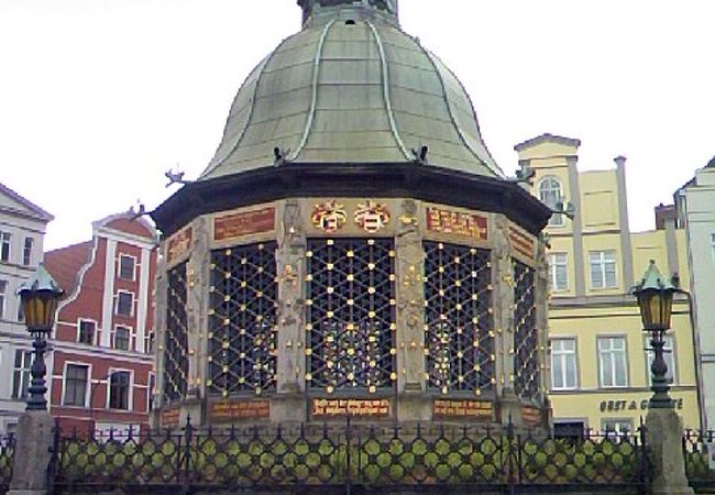 町の中心広場で、おしゃれな給水塔もある