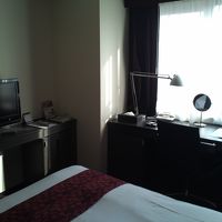 窓際には、デスクも。