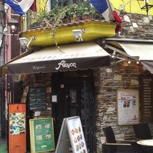 １Fは持ち帰り専用。テーブルはBF、２F、３Fのようです。