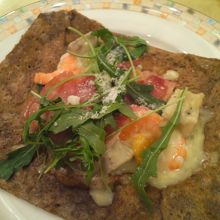 ３ディッシュの構成。こちらはメインのガレット。