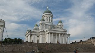 白く静かに佇む大聖堂