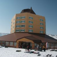 雪に映える外観です