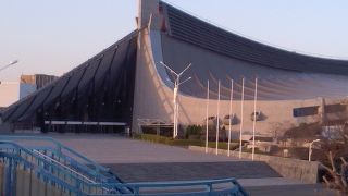 カーブが美しい、吊り屋根式の体育館