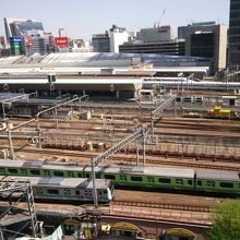 屋上庭園から見た東京駅を行き交う電車