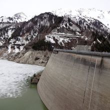 このダムの上を歩いて黒部湖駅に向かいます