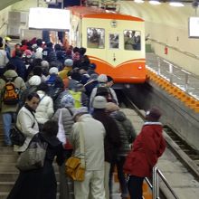 黒部湖から黒部平へは急な坂を登るケーブルカーで