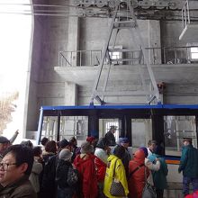 黒部平から大観峰へはこのロープーウェイで