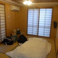 和室タイプ。畳に布団を敷いて寝ます。