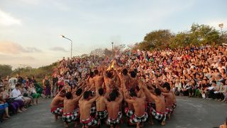 沈む夕日と寺院とケチャ