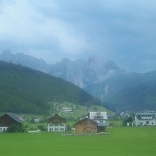 向かう途中、ゴーザウの村から突然山が出てきます。