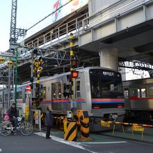 高砂駅を出発する京成電車