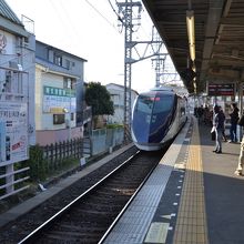 高砂駅を通過するスカイライナー